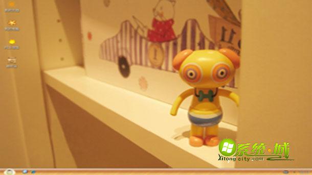 桌面上的小玩具娃娃主题xp主题